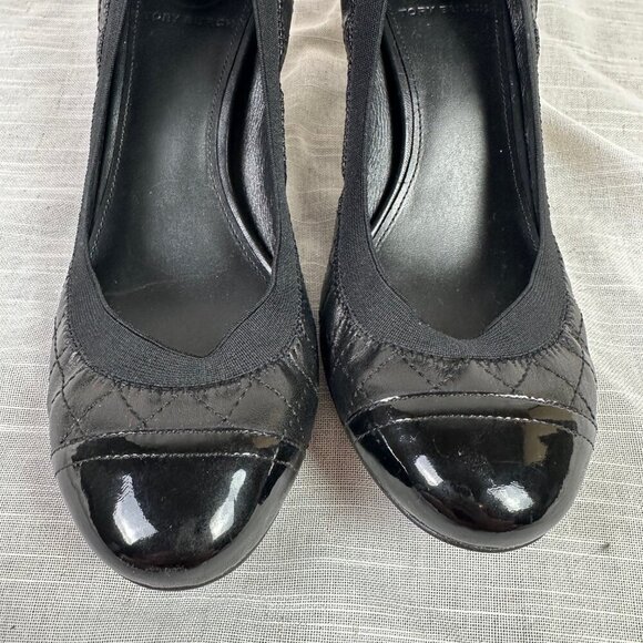 Tory Burch Carrie Quilted Soft Patent Toe Cap Block Heel Pumps Gold Black Sz 8.5 - Picture 2 of 9